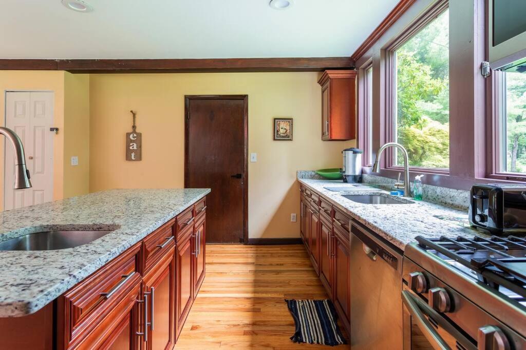 Sunset Estate In The Catskills Монтичело Екстериор снимка