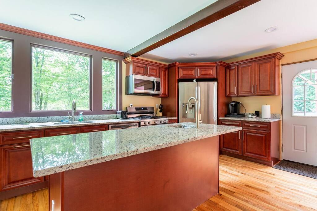 Sunset Estate In The Catskills Монтичело Екстериор снимка